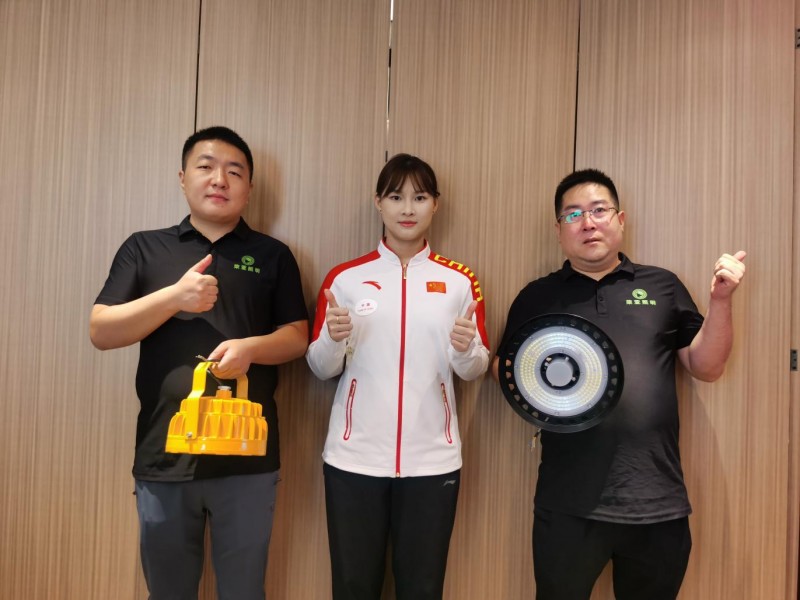 亚洲皮划艇冠军黄乔莉携手荣亚照明，共启照明新征程